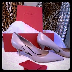 💟 NEW nude Valentino’s. Sz 7 1/2.